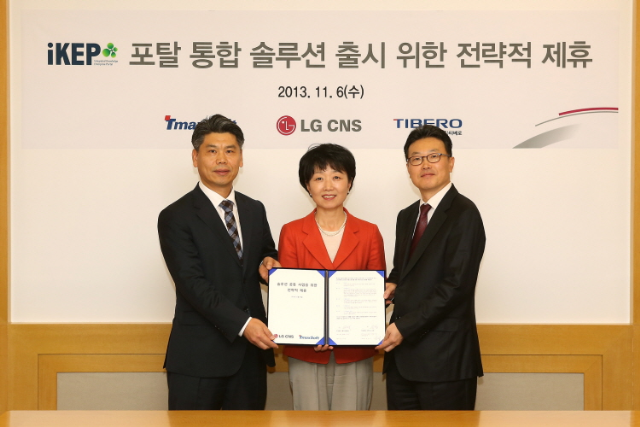 LG CNS(대표 김대훈)와 티맥스소프트(대표 남정곤), 티베로(대표 장인수)가 11월 6일 서울 회현동 LG CNS 본사에서 ‘그룹웨어 결합 솔루션 출시를 위한 MOU’를 체결했다. (사진 왼쪽부터) 티맥스소프트 전략통신사업본부 유섭 상무, LG CNS 엔터프라이즈솔루션사업부문 설금희 상무, 티베로 전략통신사업본부 김동균 전무가 성공적인 협력을 다짐하고