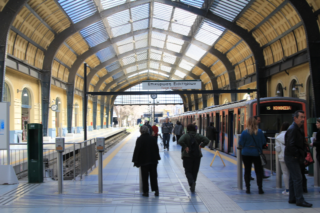 아테네의 지하철역사. 아테네에는 3개의 지하철 노선이 있다. LG CNS는 3개 노선 90개의 지하철역사를 비롯 버스, 트롤리버스, 트램 등에 교통카드단말기, 게이트 및 자동승차권발매기 등을 설치할 예정이다. 