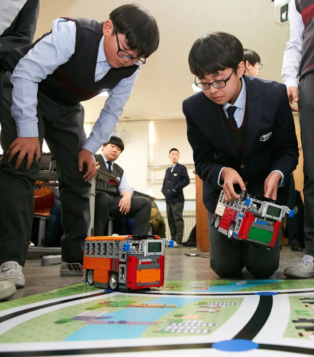 지난해 용산중학교에서 레고 EV3를 활용한 코딩 실습 파일럿 테스트를 진행하는 장면