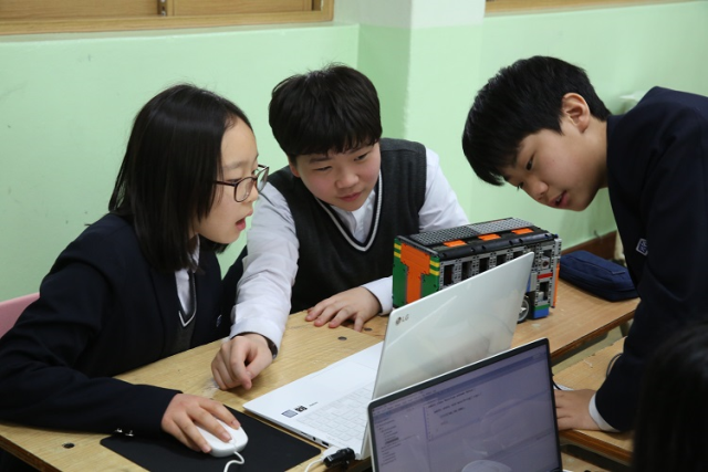 서연중학교 학생들이 EV3 레고 수업시간에 레고 로봇을 움직이기 위해 프로그래밍을 입력하는 장면