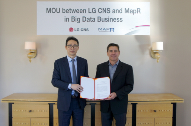 박용익 LG CNS AA사업부문장(사진 왼쪽), 존 슈뢰더 맵알 CEO (John Schroeder, CEO and Co-Founder of MapR, 오른쪽)가 빅데이터 사업 MOU를 체결하고 기념촬영을 하고 있다.