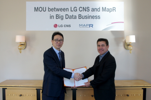 박용익 LG CNS AA사업부문장(사진 왼쪽), 존 슈뢰더 맵알 CEO (John Schroeder, CEO and Co-Founder of MapR, 오른쪽)가 빅데이터 사업 MOU를 체결하고 기념촬영을 하고 있다.