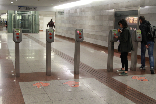현재 아테네 지하철역에 설치, 운영 중인 종이승차권과 개찰기. 새로운 교통카드시스템 구축이 완료되면 교통카드와 게이트로 교체된다.