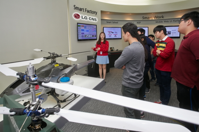 ‘LG CNS 스마트 아카데미’에 참여하는 고교생들이 서울 상암동 LG CNS ‘미래로관’에서 최신 IT기술을 체험하는 모습. 학생들이 LG CNS의 HW와 SW역량이 결합된 ‘무인헬기’에 대한 설명을 듣고 있다.