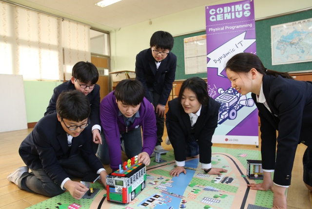 서연중학교 학생들과 대학생 서포터즈가 레고 EV3를 활용한 코딩 실습을 진행하는 장면